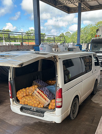 Opera&ccedil;&atilde;o interag&ecirc;ncias apreendem ve&iacute;culo com 300 litros de gasolina e 1 tonelada de contrabando na Fronteira com a Bol&iacute;via 