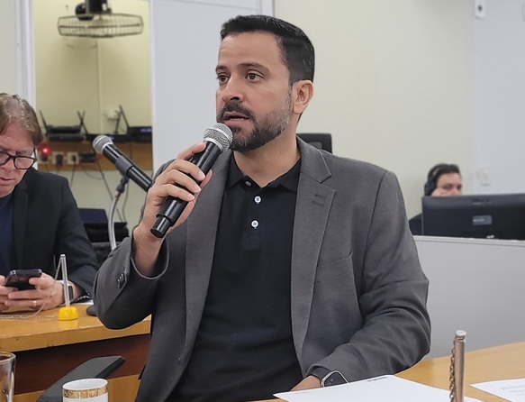 Elinho busca informa&ccedil;&otilde;es para saber se empresa respons&aacute;vel pela ilumina&ccedil;&atilde;o j&aacute; est&aacute; atuando na cidade
