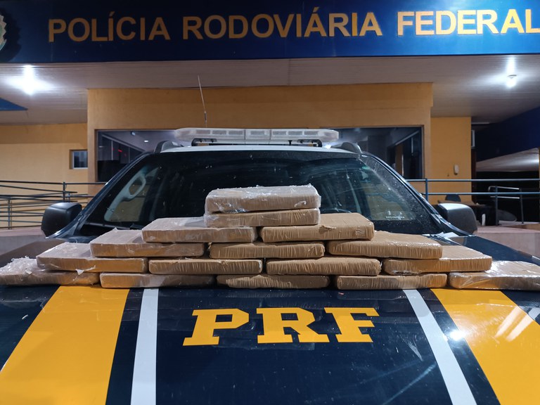 PRF apreende 8 Kg de cocaína com passageira na BR-262, a droga estava escondida em uma máquina de costura