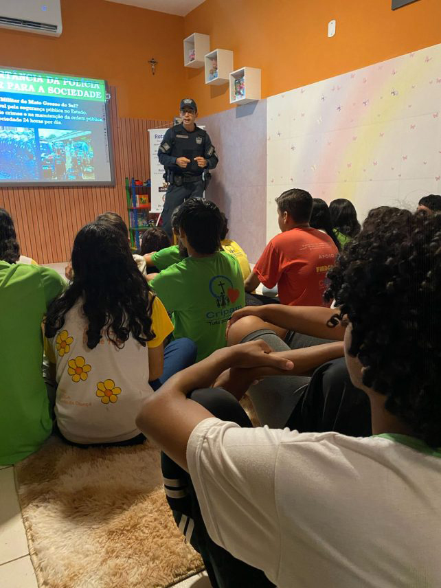 PM realiza palestra no CAIJ sobre seguran&ccedil;a digital e preven&ccedil;&atilde;o &agrave; viol&ecirc;ncia contra crian&ccedil;as e adolescentes 