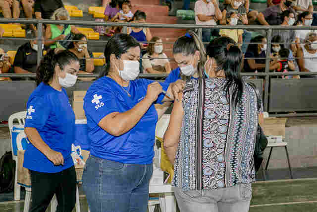 Em quatro dias de vacina&ccedil;&atilde;o no Poliesportivo foram aplicadas mais de 5 mil doses de Covid e Influenza