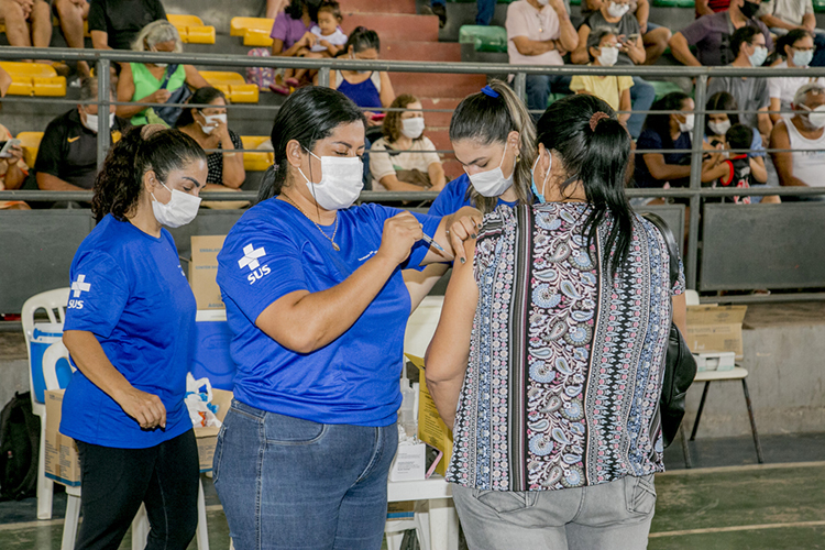 Em quatro dias de vacinação no Poliesportivo foram aplicadas mais de 5 mil doses de Covid e Influenza