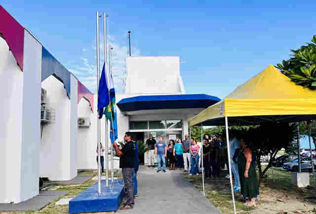 Prefeitura de Lad&aacute;rio retoma hasteamento das bandeiras em ato c&iacute;vico simb&oacute;lico