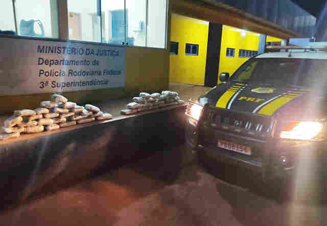 PRF apreende 32 Kg de maconha em Corumb&aacute; com passageiros em ve&iacute;culo de aplicativo 