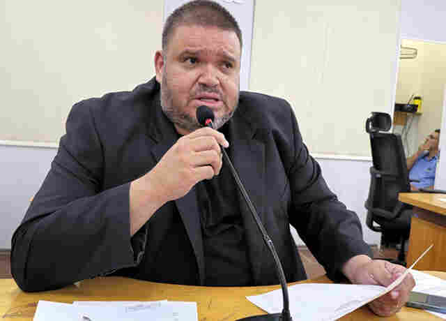 Jovan solicita recupera&ccedil;&atilde;o de pavimento de via urbana no Bairro Popular Nova
