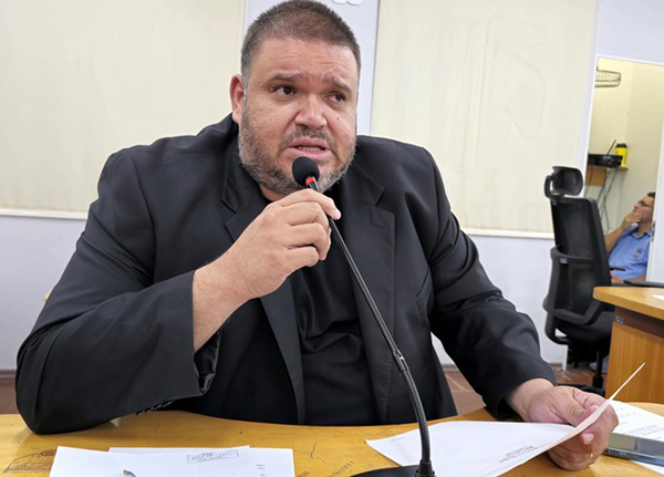 Jovan solicita recuperação de pavimento de via urbana no Bairro Popular Nova
