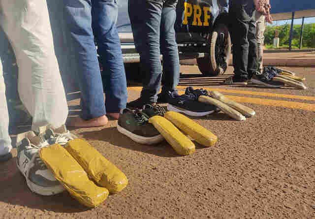 Bolivianos s&atilde;o detidos pela PRF com coca&iacute;na escondida em t&ecirc;nis na BR-262