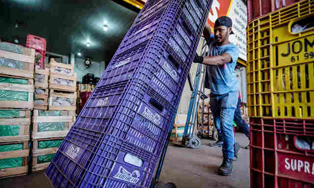 Rendimento m&eacute;dio dos brasileiros chega a R$ 3.057, recorde desde 2012 