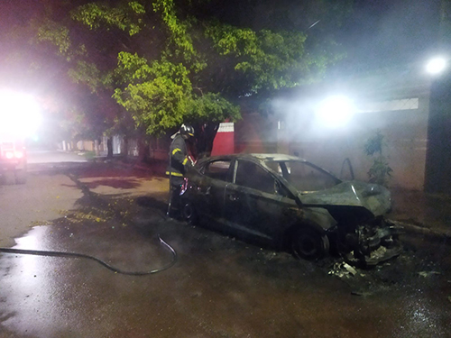 Veículo pega fogo, após colisão em traseira de camionete na Popular Nova
