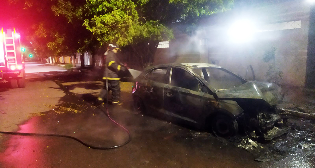 Veículo pega fogo, após colisão em traseira de camionete na Popular Nova