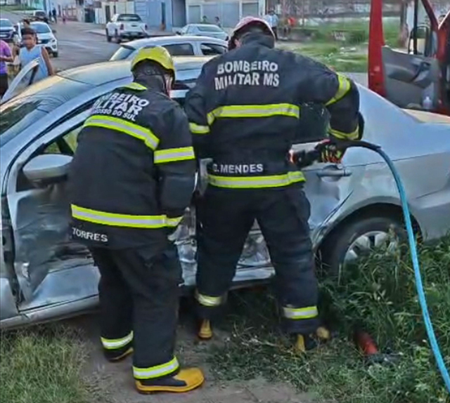 Bombeiros utilizam desencarcerador para retiras vítima de colisão entre veículos no bairro Popular Velha