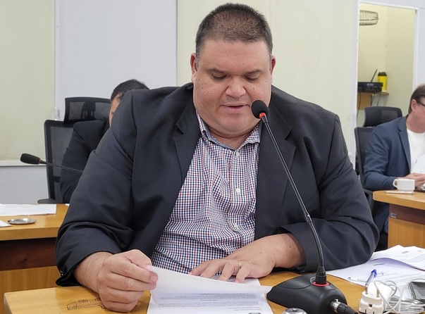 Vereador Jovan busca informações sobre reajuste salarial dos servidores municipais