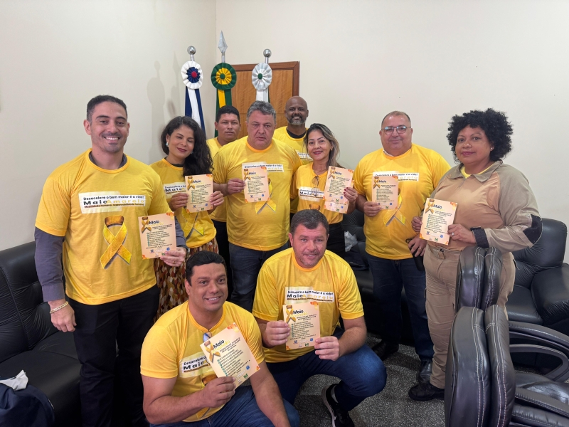 Prefeitura de Ladário promove ações educativas do Maio Amarelo 2025 e entrega camisetas da campanha ao prefeito e secretários