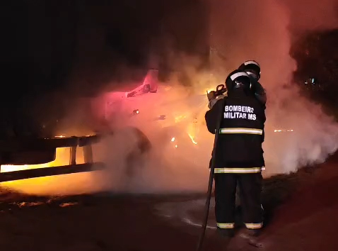 Bombeiros controlam incêndio em carreta semi reboque carregada com minério na estrada da Codraza