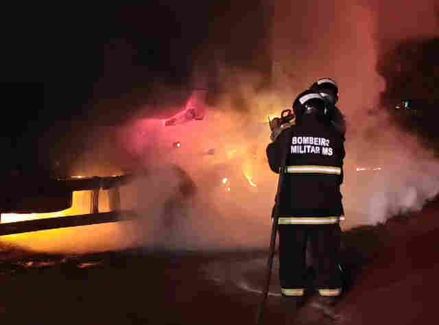 Bombeiros controlam inc&ecirc;ndio em carreta semi reboque carregada com min&eacute;rio na estrada da Codraza