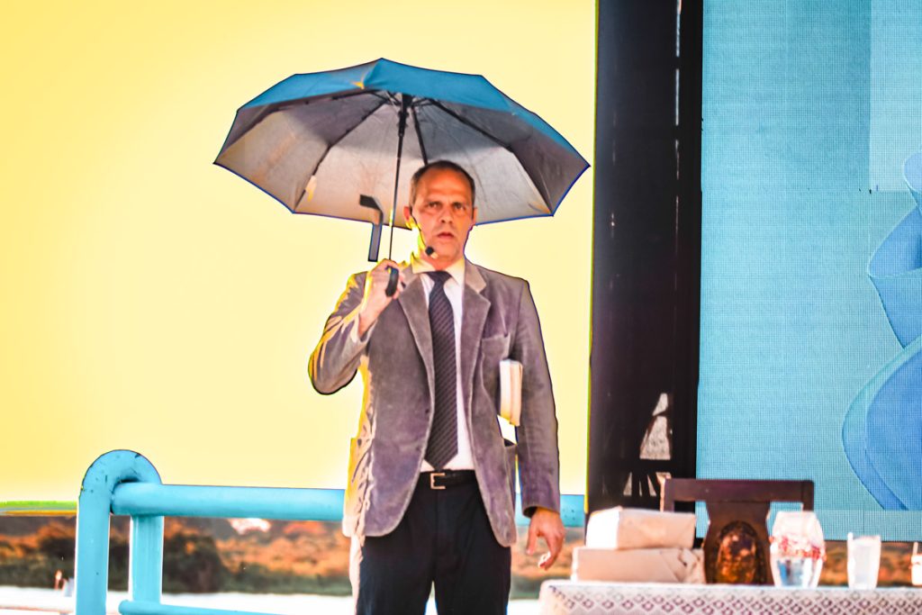 Ao entardecer no rio Paraguai, apresentação emocionou o público e abriu a programação teatral do Festival América do Sul