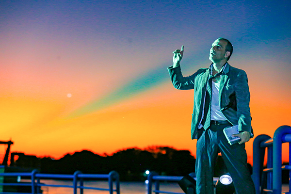 Ao entardecer no rio Paraguai, apresentação emocionou o público e abriu a programação teatral do Festival América do Sul
