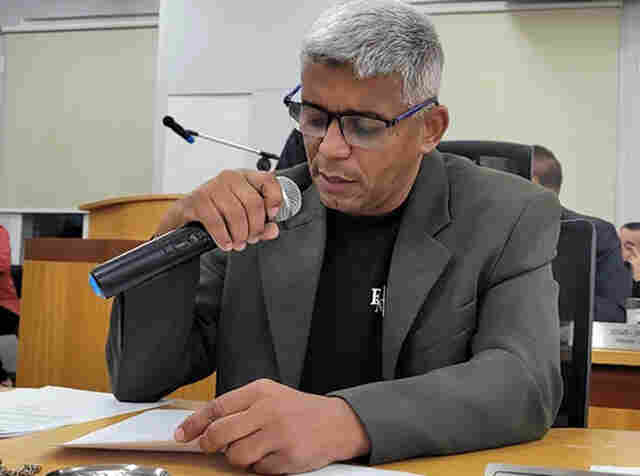 Edinaldo prop&otilde;e transporte gratuito para estudantes bolsistas em Corumb&aacute;