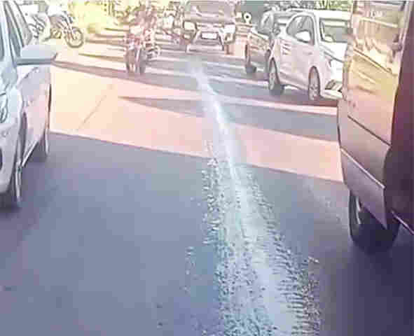 &Oacute;leo na pista do Anel Vi&aacute;rio de Corumb&aacute; deixa motociclista ferida ap&oacute;s queda
