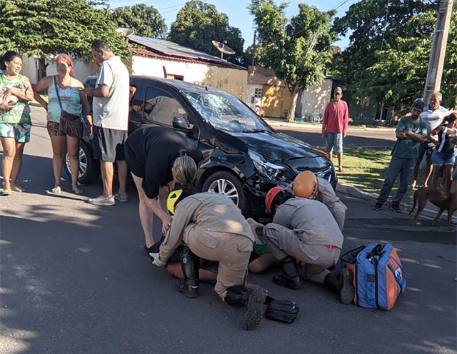 Motociclista &eacute; encaminhado com fratura na perna ap&oacute;s colis&atilde;o com carro no bairro Popular Nova