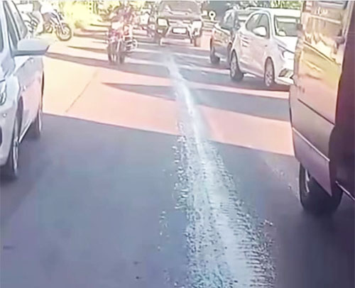 Óleo na pista do Anel Viário de Corumbá deixa motociclista ferida após queda