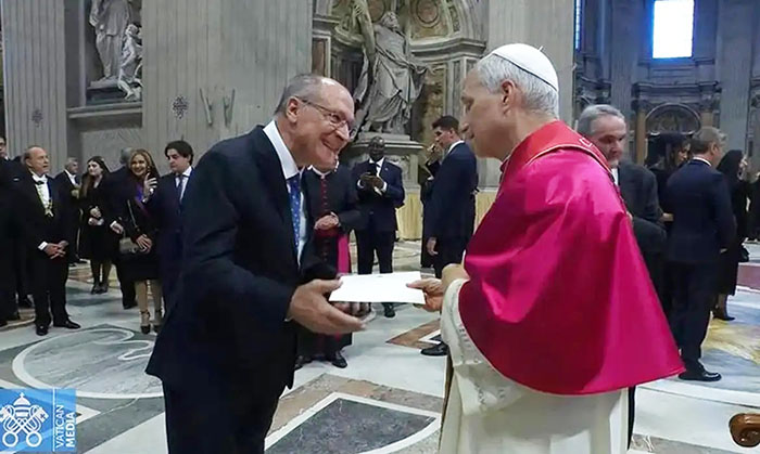 Alckmin entrega ao Papa convite para visitar o Brasil durante a COP30