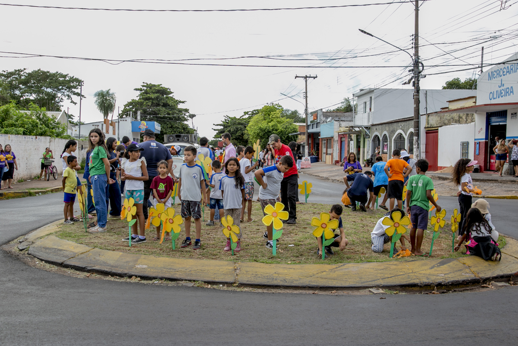 Passeata do Maio Laranja alerta para combate à exploração sexual infantil em Corumbá