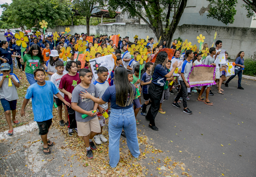 Passeata do Maio Laranja alerta para combate à exploração sexual infantil em Corumbá