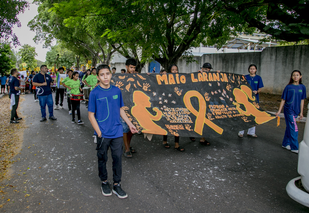 Passeata do Maio Laranja alerta para combate à exploração sexual infantil em Corumbá