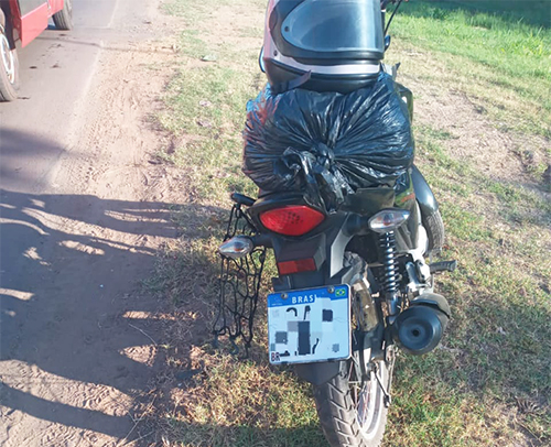Idoso fica ferido após colisão entre moto e bicicleta em semáforo de quatro tempos na Avenida Gaturama