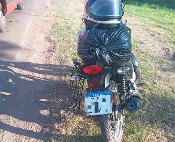 Idoso fica ferido ap&oacute;s colis&atilde;o entre moto e bicicleta em sem&aacute;foro de quatro tempos na Avenida Gaturama