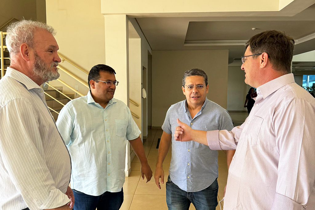 Prefeito discute recursos com deputado federal e participa de posse da UCVMS