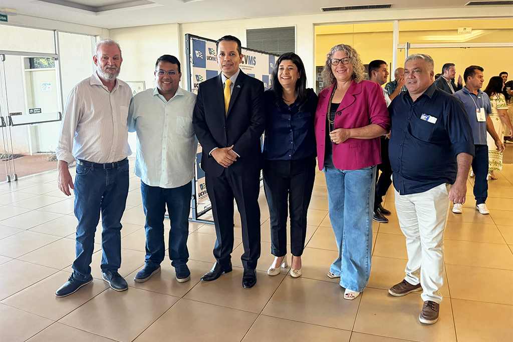 Prefeito discute recursos com deputado federal e participa de posse da UCVMS