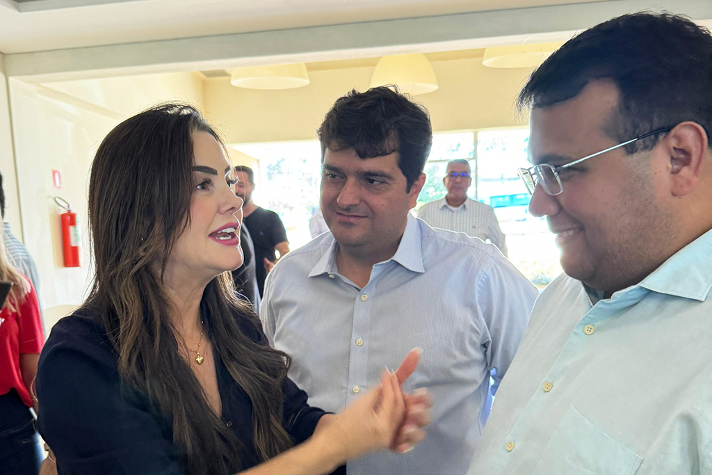 Prefeito discute recursos com deputado federal e participa de posse da UCVMS