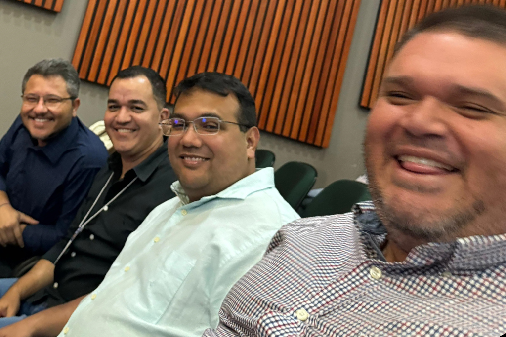 Prefeito discute recursos com deputado federal e participa de posse da UCVMS