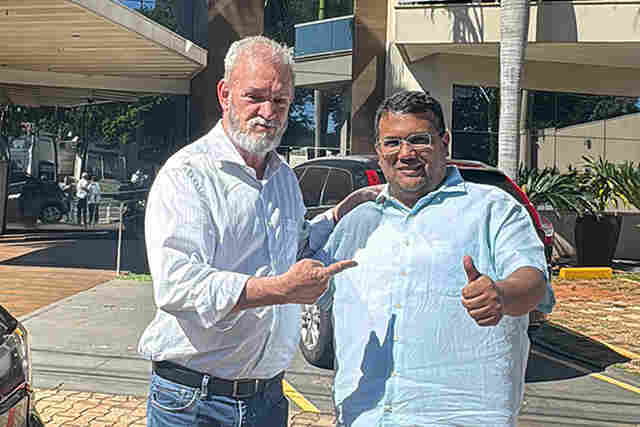 Prefeito discute recursos com deputado federal e participa de posse da UCVMS