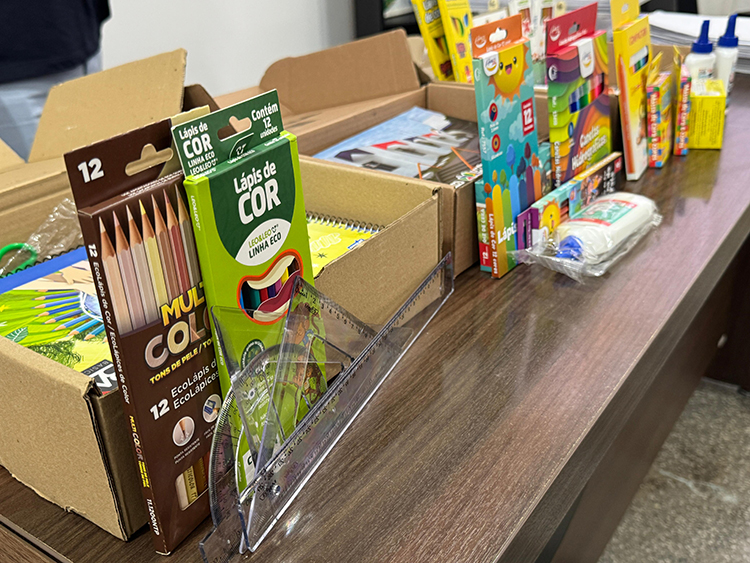 Prefeitura de Ladário realiza entrega de kits e uniformes escolares no dia 3 de junho