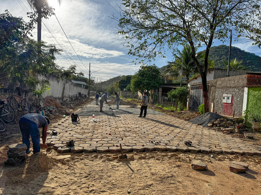 Prefeitura de Corumbá dá sequência à implantação de lajotamento em alamedas