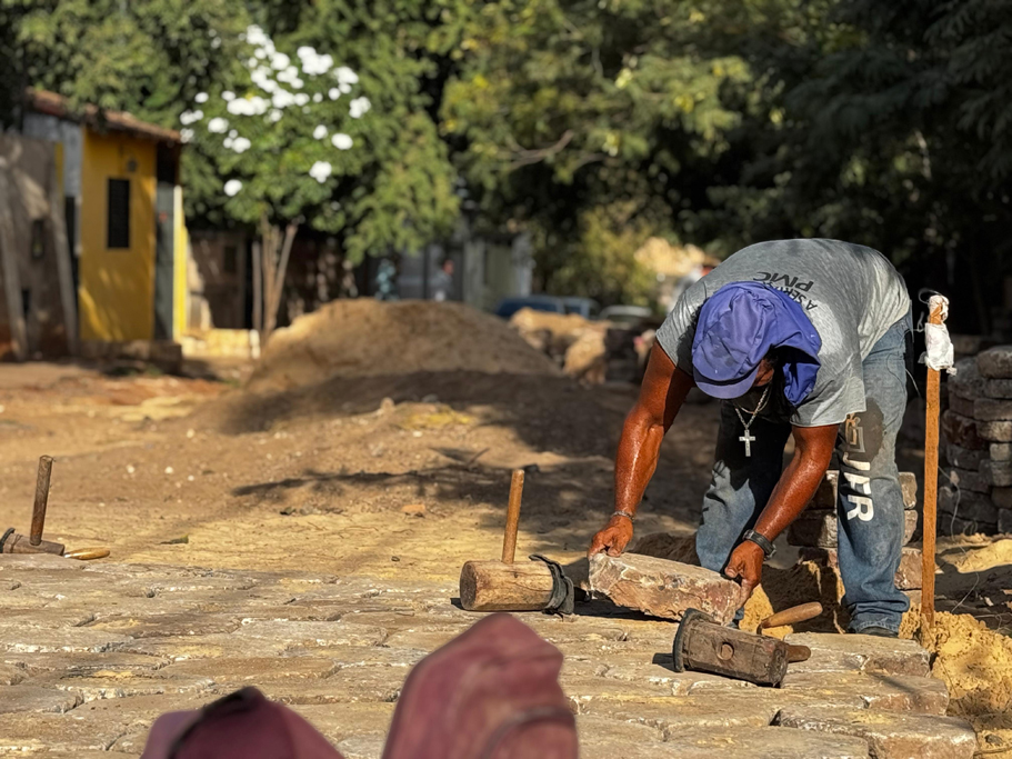 Prefeitura de Corumbá dá sequência à implantação de lajotamento em alamedas