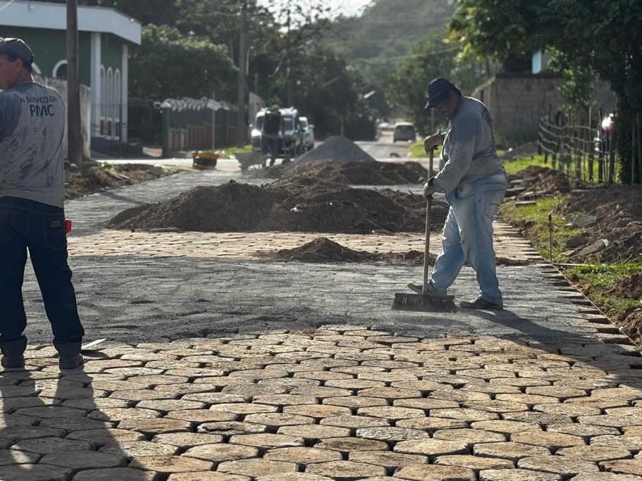 Prefeitura de Corumbá dá sequência à implantação de lajotamento em alamedas