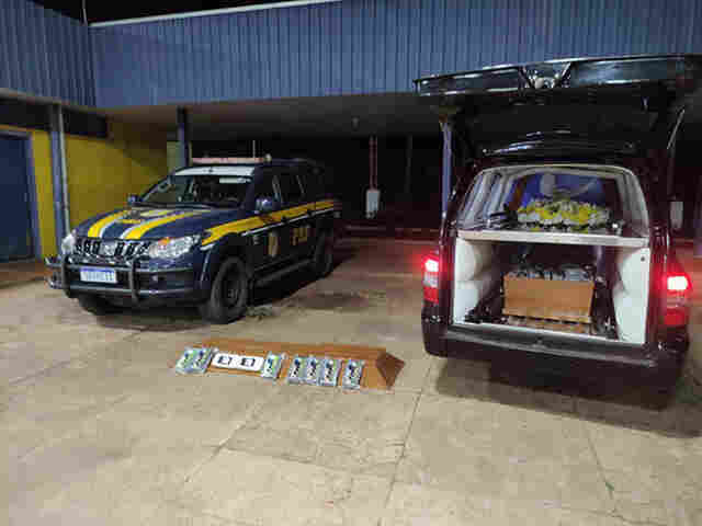 Carro F&uacute;nebre que saiu de Corumb&aacute; com 162 Kg de coca&iacute;na escondidos em caix&atilde;o foi detido pela PRF na BR-262