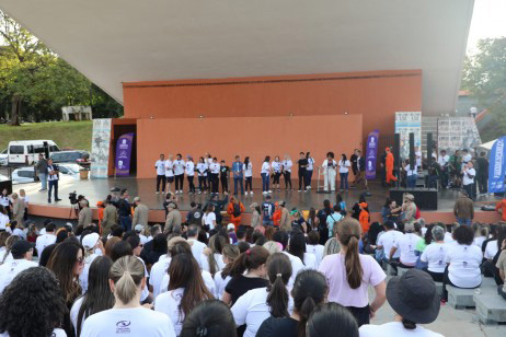 Caminhada Todos Por Elas re&uacute;ne 1,5 mil pessoas em ato pelo fim da viol&ecirc;ncia contra a mulher 