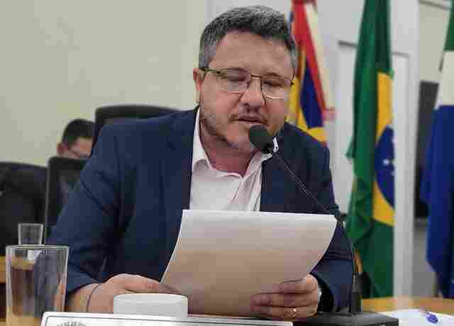 Cazarin sugere que Prefeitura assuma cal&ccedil;amento de vias e passeios p&uacute;blicos na cidade