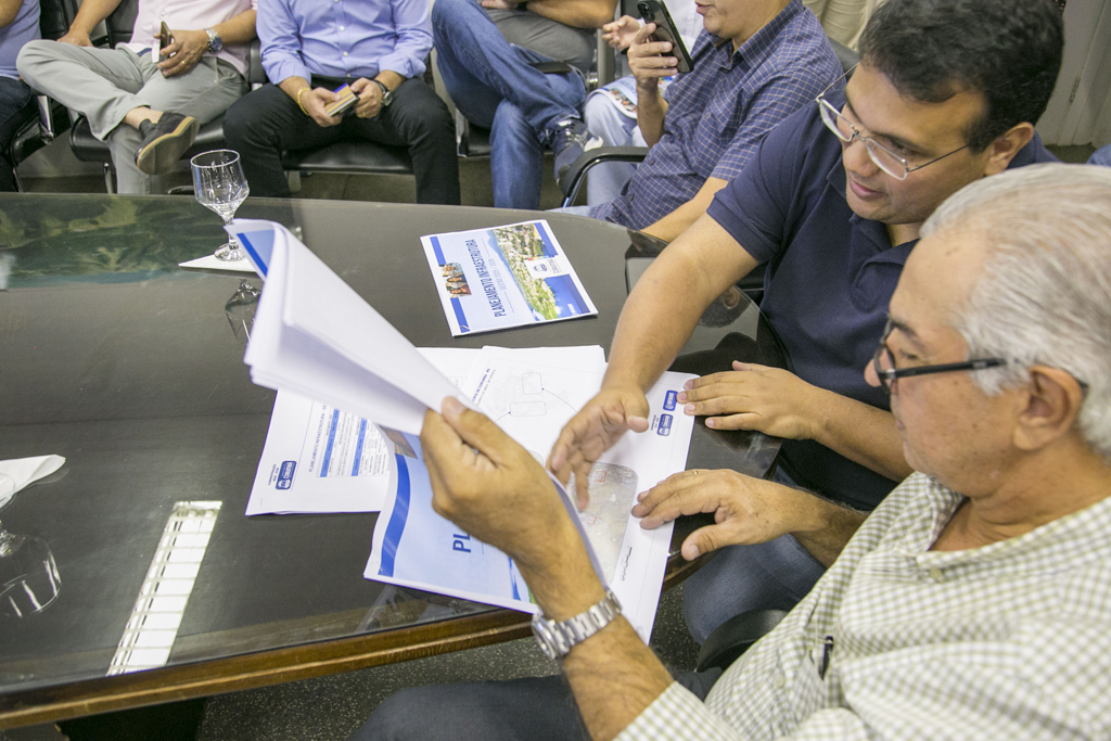 Prefeito apresenta plano estratégico de infraestrutura 2025-2028 para vereadores