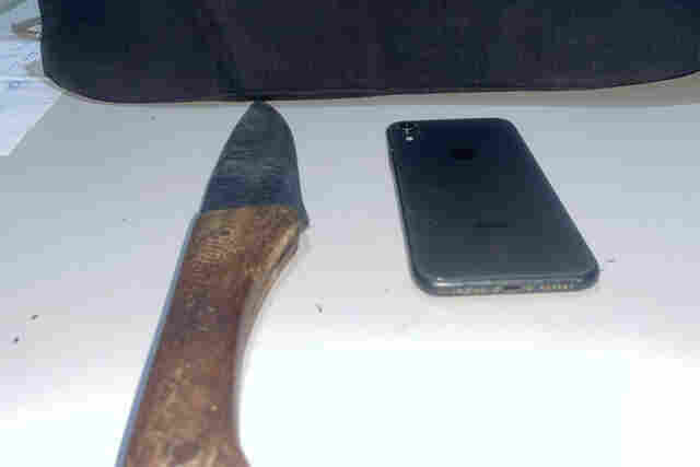 Homem armado com faca amea&ccedil;a clientes de pizzaria em Lad&aacute;rio e rouba celular