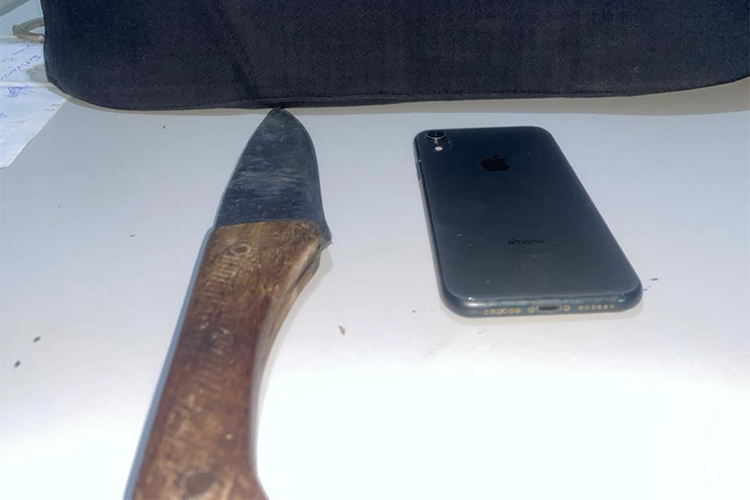 Homem armado com faca ameaça clientes de pizzaria em Ladário e rouba celular