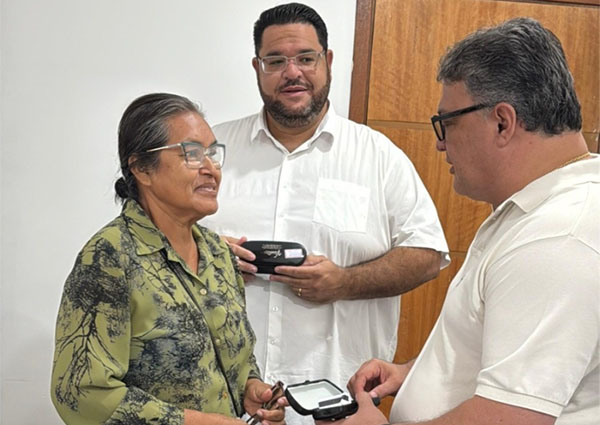 População é beneficiada com entrega de óculos em Ladário