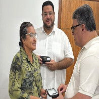 Popula&ccedil;&atilde;o &eacute; beneficiada com entrega de &oacute;culos em Lad&aacute;rio