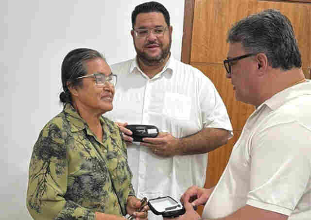 Popula&ccedil;&atilde;o &eacute; beneficiada com entrega de &oacute;culos em Lad&aacute;rio