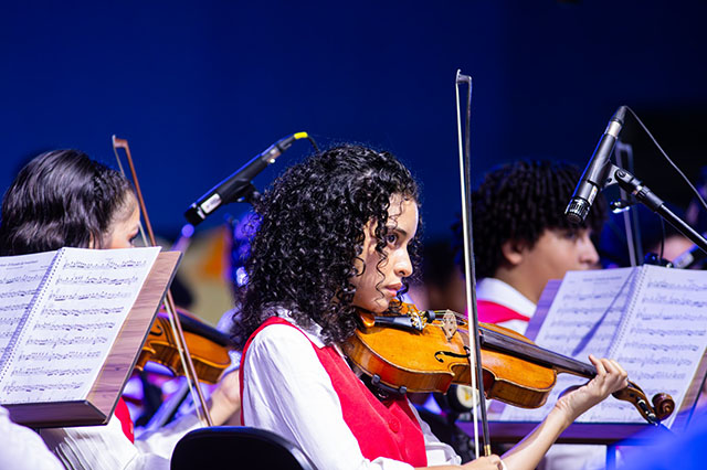 Jovens do Moinho Cultural participam da turnê nacional da Nova Orquestra com homenagem a Michael Jackson